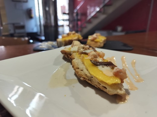 CAFETERÍA YOVOY. Nombre: El mango salado. Tosta de mango con langostino, anchoa con crema de cerveza Mahou y mayonesa Kimchi. Tapa Mahou. ( PUEDE AMPLIARSE)